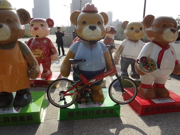 秋紅谷廣場：1021124[官本金文愛台灣]2013泰迪熊台中樂活嘉年華即將在台中秋紅谷廣場熊霸天下引爆熊熊的原力與可愛