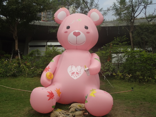 秋紅谷廣場：1021124[官本金文愛台灣]2013泰迪熊台中樂活嘉年華即將在台中秋紅谷廣場熊霸天下引爆熊熊的原力與可愛