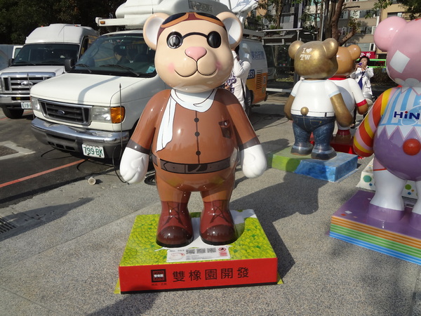 秋紅谷廣場：1021124[官本金文愛台灣]2013泰迪熊台中樂活嘉年華即將在台中秋紅谷廣場熊霸天下引爆熊熊的原力與可愛