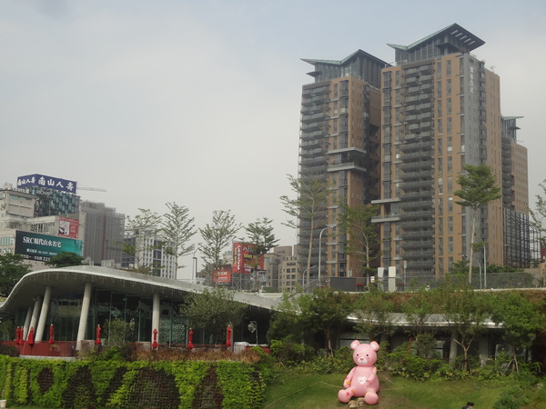 秋紅谷廣場：1021124[官本金文愛台灣]2013泰迪熊台中樂活嘉年華即將在台中秋紅谷廣場熊霸天下引爆熊熊的原力與可愛