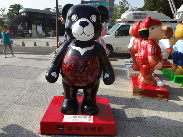 秋紅谷廣場：1021124[官本金文愛台灣]2013泰迪熊台中樂活嘉年華即將在台中秋紅谷廣場熊霸天下引爆熊熊的原力與可愛