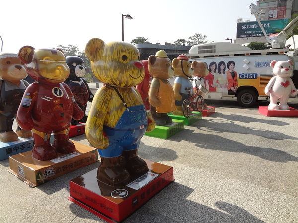 秋紅谷廣場：1021124[官本金文愛台灣]2013泰迪熊台中樂活嘉年華即將在台中秋紅谷廣場熊霸天下引爆熊熊的原力與可愛