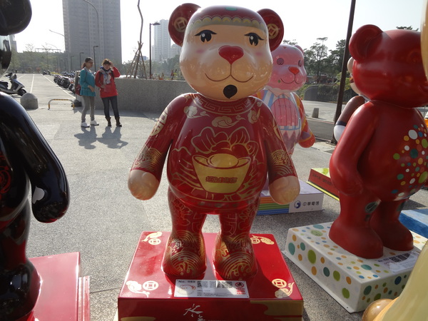 秋紅谷廣場：1021124[官本金文愛台灣]2013泰迪熊台中樂活嘉年華即將在台中秋紅谷廣場熊霸天下引爆熊熊的原力與可愛