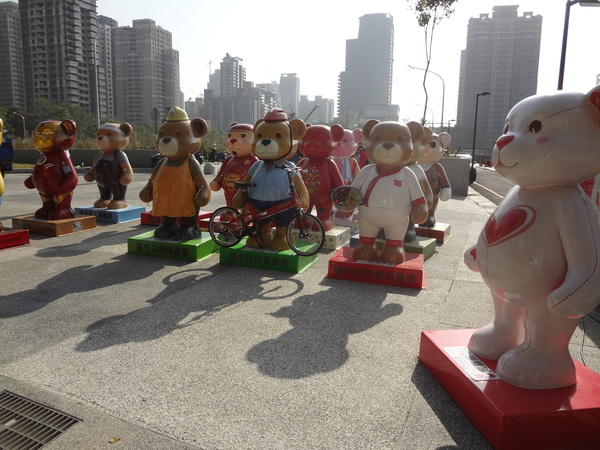 秋紅谷廣場：1021124[官本金文愛台灣]2013泰迪熊台中樂活嘉年華即將在台中秋紅谷廣場熊霸天下引爆熊熊的原力與可愛