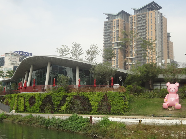 秋紅谷廣場：1021124[官本金文愛台灣]2013泰迪熊台中樂活嘉年華即將在台中秋紅谷廣場熊霸天下引爆熊熊的原力與可愛