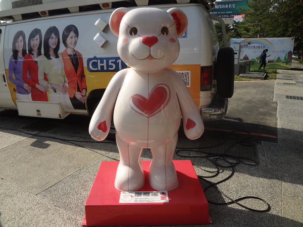 秋紅谷廣場：1021124[官本金文愛台灣]2013泰迪熊台中樂活嘉年華即將在台中秋紅谷廣場熊霸天下引爆熊熊的原力與可愛