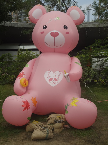 秋紅谷廣場：1021124[官本金文愛台灣]2013泰迪熊台中樂活嘉年華即將在台中秋紅谷廣場熊霸天下引爆熊熊的原力與可愛