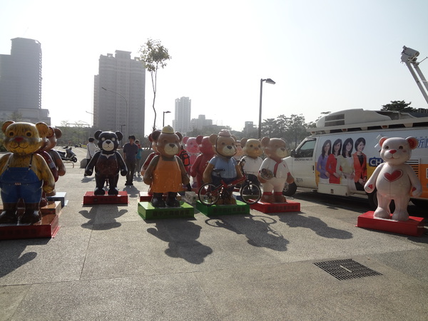 秋紅谷廣場：1021124[官本金文愛台灣]2013泰迪熊台中樂活嘉年華即將在台中秋紅谷廣場熊霸天下引爆熊熊的原力與可愛