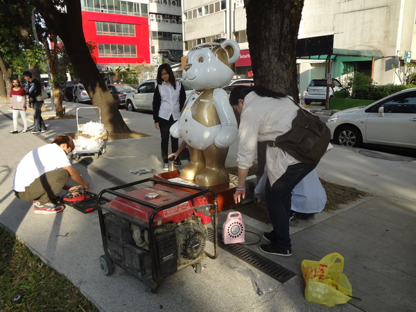 秋紅谷廣場：1021124[官本金文愛台灣]2013泰迪熊台中樂活嘉年華即將在台中秋紅谷廣場熊霸天下引爆熊熊的原力與可愛