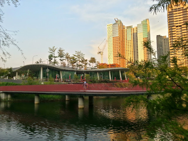 【台中】秋紅谷廣場.白天和夜晚交替著悠閒美好的情懷