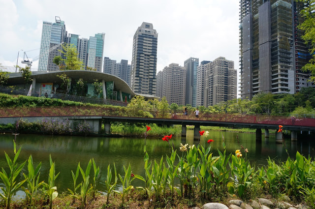 【台中】秋紅谷廣場.白天和夜晚交替著悠閒美好的情懷