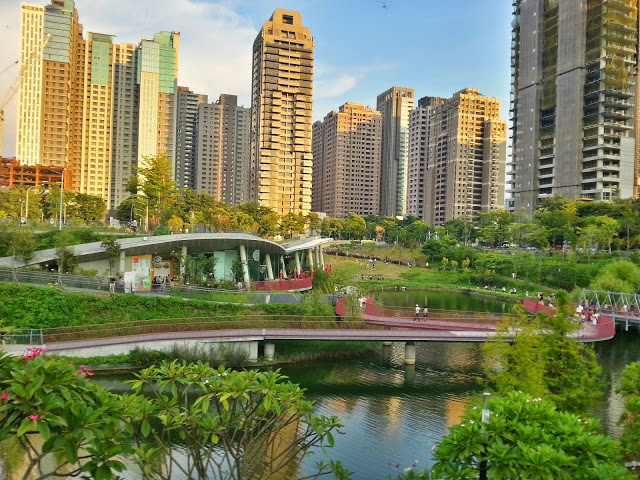 【台中】秋紅谷廣場.白天和夜晚交替著悠閒美好的情懷