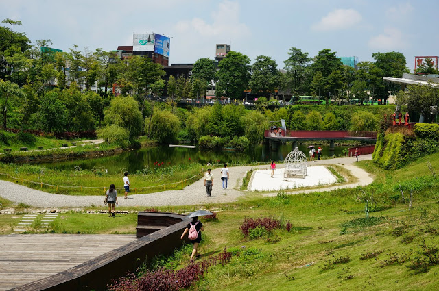 【台中】秋紅谷廣場.白天和夜晚交替著悠閒美好的情懷