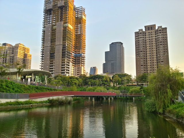 【台中】秋紅谷廣場.白天和夜晚交替著悠閒美好的情懷