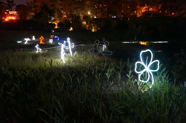 【台中】秋紅谷廣場.白天和夜晚交替著悠閒美好的情懷