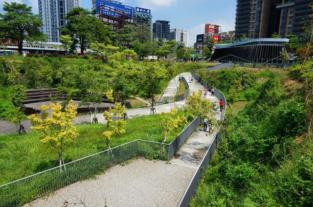 【台中】秋紅谷廣場.白天和夜晚交替著悠閒美好的情懷