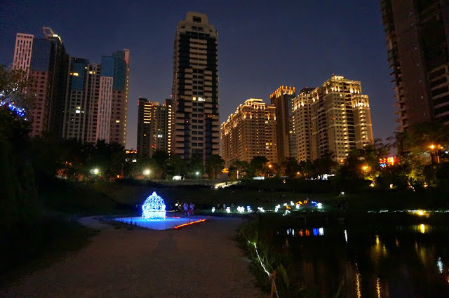 【台中】秋紅谷廣場.白天和夜晚交替著悠閒美好的情懷
