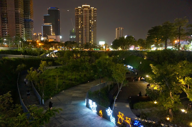 【台中】秋紅谷廣場.白天和夜晚交替著悠閒美好的情懷