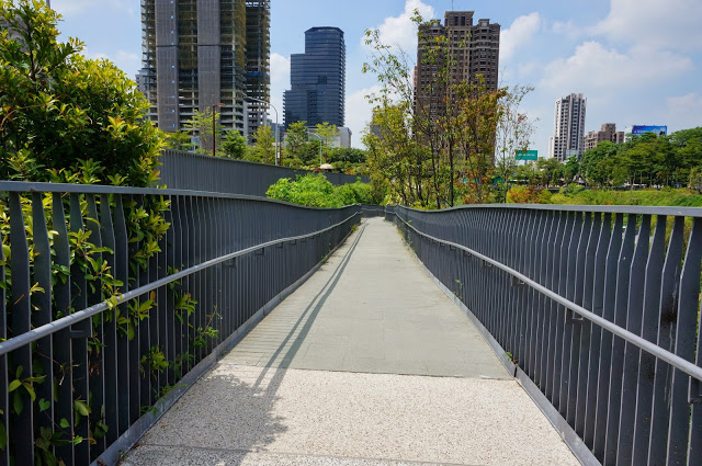 【台中】秋紅谷廣場.白天和夜晚交替著悠閒美好的情懷
