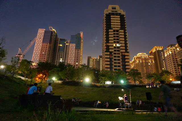 【台中】秋紅谷廣場.白天和夜晚交替著悠閒美好的情懷