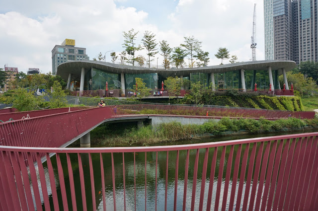 【台中】秋紅谷廣場.白天和夜晚交替著悠閒美好的情懷