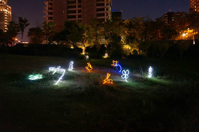 【台中】秋紅谷廣場.白天和夜晚交替著悠閒美好的情懷