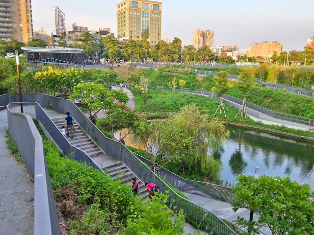【台中】秋紅谷廣場.白天和夜晚交替著悠閒美好的情懷