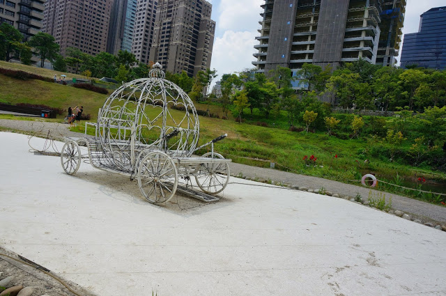 【台中】秋紅谷廣場.白天和夜晚交替著悠閒美好的情懷