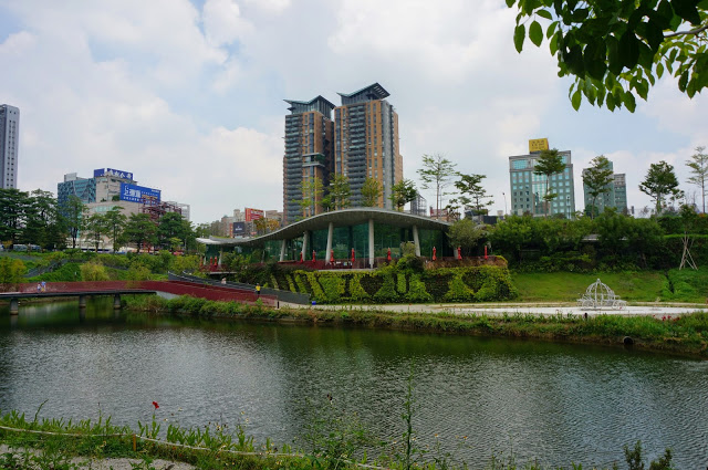 【台中】秋紅谷廣場.白天和夜晚交替著悠閒美好的情懷