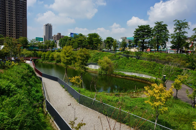 【台中】秋紅谷廣場.白天和夜晚交替著悠閒美好的情懷