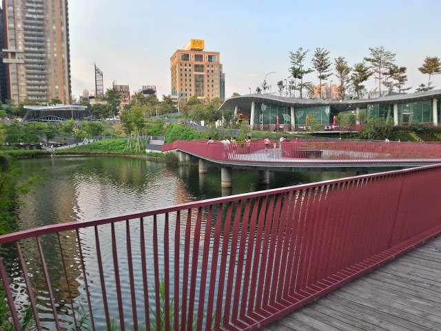 【台中】秋紅谷廣場.白天和夜晚交替著悠閒美好的情懷