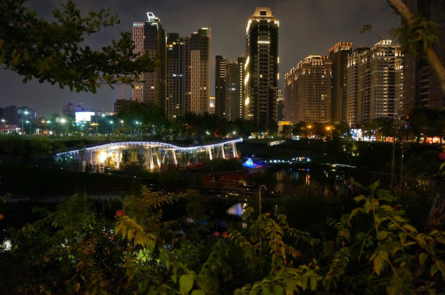 【台中】秋紅谷廣場.白天和夜晚交替著悠閒美好的情懷