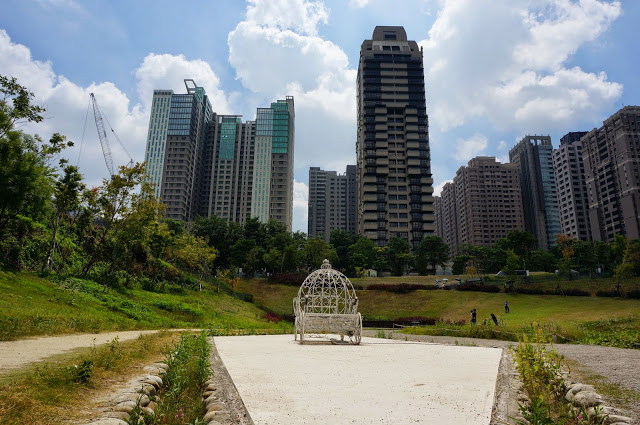 【台中】秋紅谷廣場.白天和夜晚交替著悠閒美好的情懷