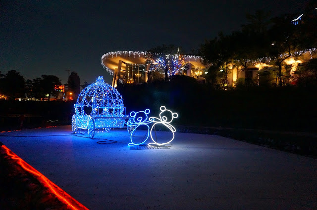 【台中】秋紅谷廣場.白天和夜晚交替著悠閒美好的情懷