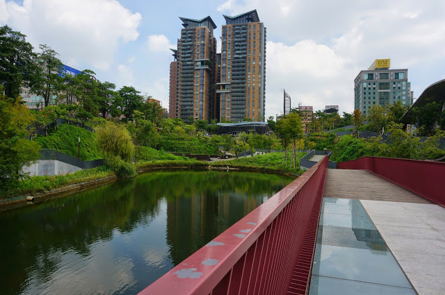 【台中】秋紅谷廣場.白天和夜晚交替著悠閒美好的情懷
