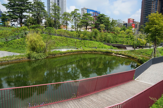 【台中】秋紅谷廣場.白天和夜晚交替著悠閒美好的情懷