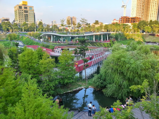 【台中】秋紅谷廣場.白天和夜晚交替著悠閒美好的情懷