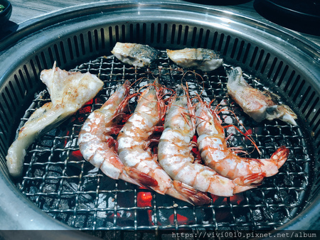 圓圓家愛吃貨-台北忠孝《好客燒烤》，邊看夜景邊烤肉，日式燒肉，新鮮好蝦，浪漫調酒令人滿足的美好經驗