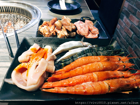 圓圓家愛吃貨-台北忠孝《好客燒烤》，邊看夜景邊烤肉，日式燒肉，新鮮好蝦，浪漫調酒令人滿足的美好經驗