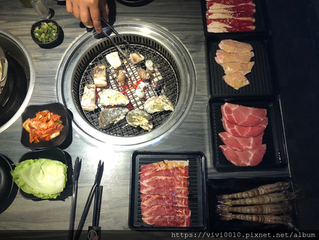 圓圓家愛吃貨-台北忠孝《好客燒烤》，邊看夜景邊烤肉，日式燒肉，新鮮好蝦，浪漫調酒令人滿足的美好經驗