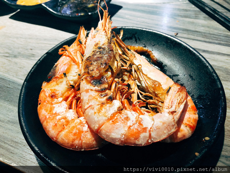 圓圓家愛吃貨-台北忠孝《好客燒烤》，邊看夜景邊烤肉，日式燒肉，新鮮好蝦，浪漫調酒令人滿足的美好經驗