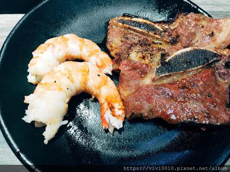 圓圓家愛吃貨-台北忠孝《好客燒烤》，邊看夜景邊烤肉，日式燒肉，新鮮好蝦，浪漫調酒令人滿足的美好經驗