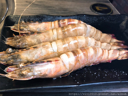 圓圓家愛吃貨-台北忠孝《好客燒烤》，邊看夜景邊烤肉，日式燒肉，新鮮好蝦，浪漫調酒令人滿足的美好經驗