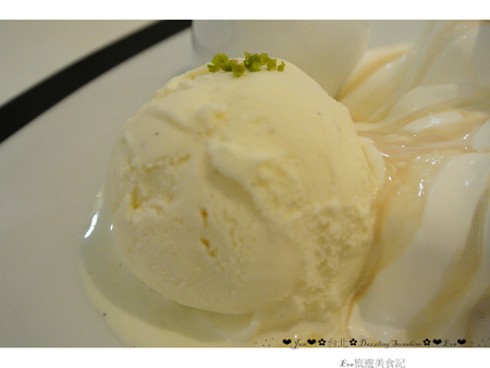 Dazzling Cafe Sunshine(3店)：【食記】oO。。台北　信義區　A11館　Dazzling Cafe SunShine　蜜糖吐司　義大利麵　燉飯　咖啡　輕食　三明治　奶油像瀑布一樣流潟而下的蜜糖吐司，讓人看了好想大口大口吃～oO。o○。　