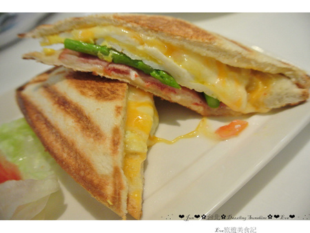 Dazzling Cafe Sunshine(3店)：【食記】oO。。台北　信義區　A11館　Dazzling Cafe SunShine　蜜糖吐司　義大利麵　燉飯　咖啡　輕食　三明治　奶油像瀑布一樣流潟而下的蜜糖吐司，讓人看了好想大口大口吃～oO。o○。　