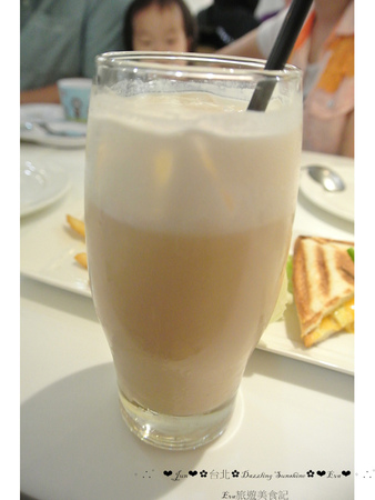 Dazzling Cafe Sunshine(3店)：【食記】oO。。台北　信義區　A11館　Dazzling Cafe SunShine　蜜糖吐司　義大利麵　燉飯　咖啡　輕食　三明治　奶油像瀑布一樣流潟而下的蜜糖吐司，讓人看了好想大口大口吃～oO。o○。　