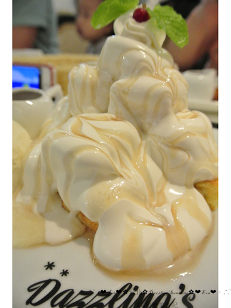 Dazzling Cafe Sunshine(3店)：【食記】oO。。台北　信義區　A11館　Dazzling Cafe SunShine　蜜糖吐司　義大利麵　燉飯　咖啡　輕食　三明治　奶油像瀑布一樣流潟而下的蜜糖吐司，讓人看了好想大口大口吃～oO。o○。　