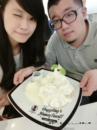 Dazzling Cafe Sunshine(3店)：【食記】oO。。台北　信義區　A11館　Dazzling Cafe SunShine　蜜糖吐司　義大利麵　燉飯　咖啡　輕食　三明治　奶油像瀑布一樣流潟而下的蜜糖吐司，讓人看了好想大口大口吃～oO。o○。　
