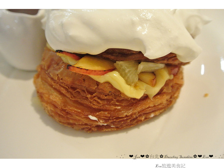 Dazzling Cafe Sunshine(3店)：【食記】oO。。台北　信義區　A11館　Dazzling Cafe SunShine　蜜糖吐司　義大利麵　燉飯　咖啡　輕食　三明治　奶油像瀑布一樣流潟而下的蜜糖吐司，讓人看了好想大口大口吃～oO。o○。　