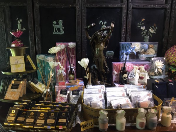 檜意森活村：嘉義必去景點 彷彿置身在日本 檜意森活村 霞光寶物珍藏 不用去日本穿和服浴衣 時光特區 霞光洋行 皇家西洋館 舊時嘉義館